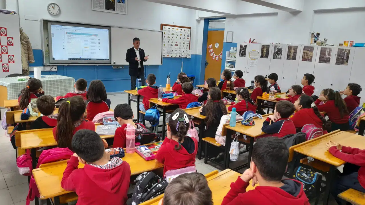 Mahalle muhtarı öğrencilere yerel yönetimi anlattı