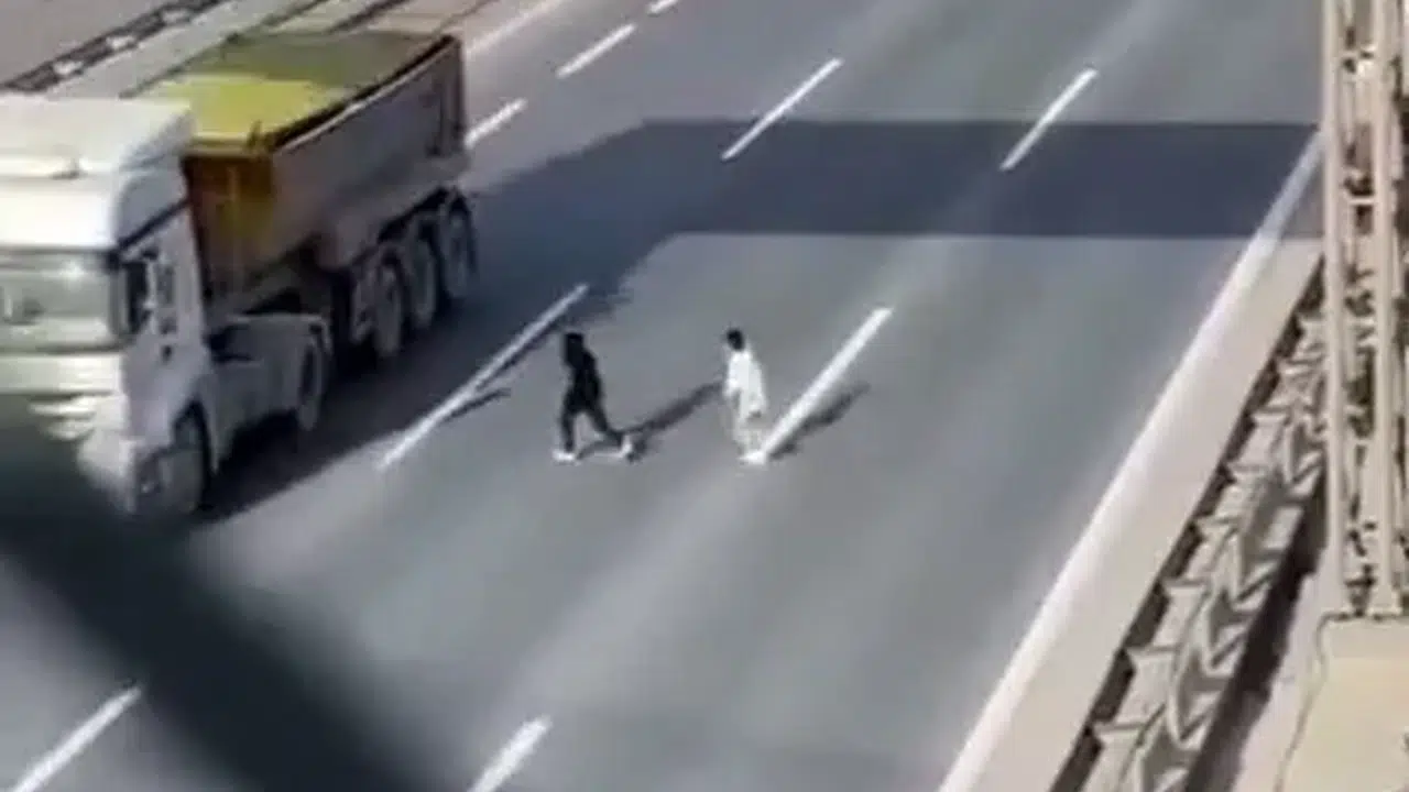 Küçük çocukların tehlikeli yolculuğu: Bariyerleri aşıp yolun karşısına koştular