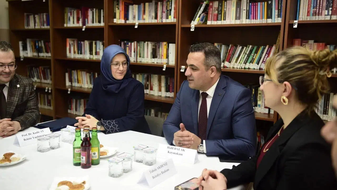 Rektör Kibar Sarıgöl'de temaslarda bulundu