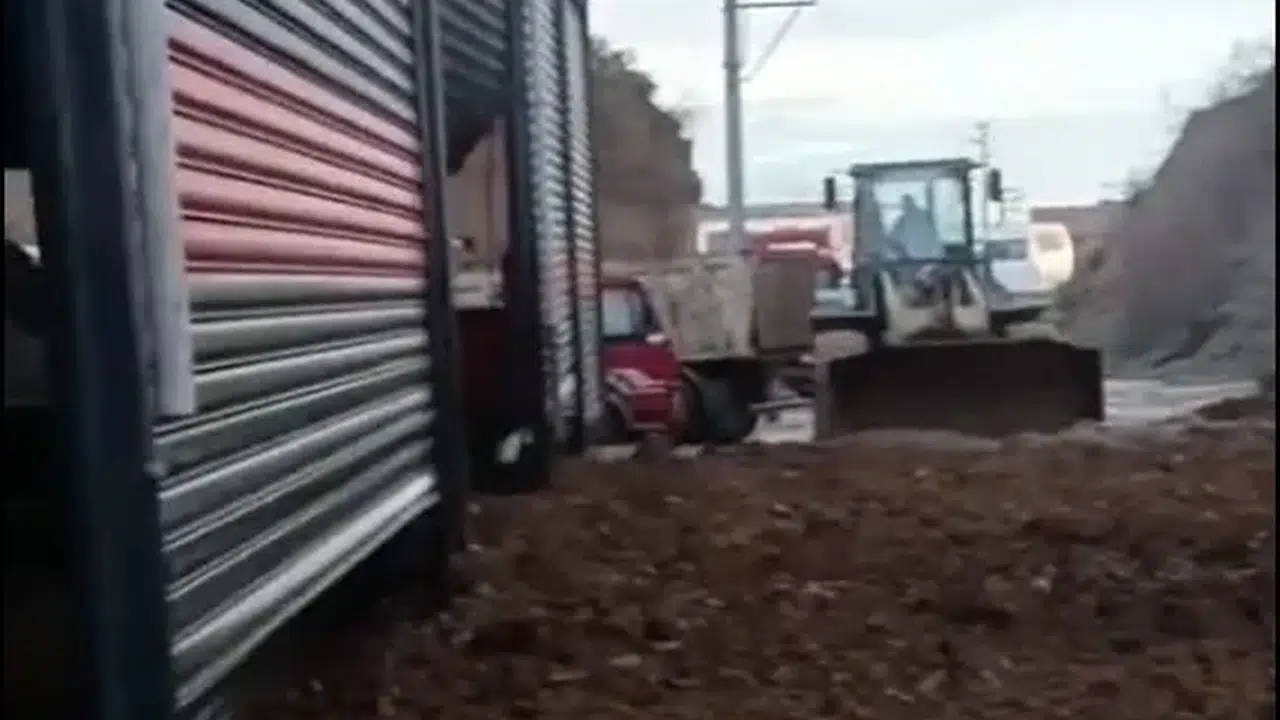 Şiddetli yağış toprak kaymasına neden oldu