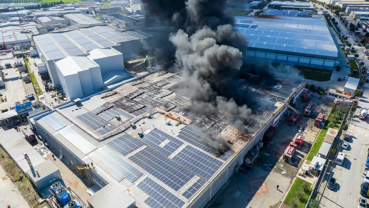 Manisa'daki fabrika yangını dronla görüntülendi