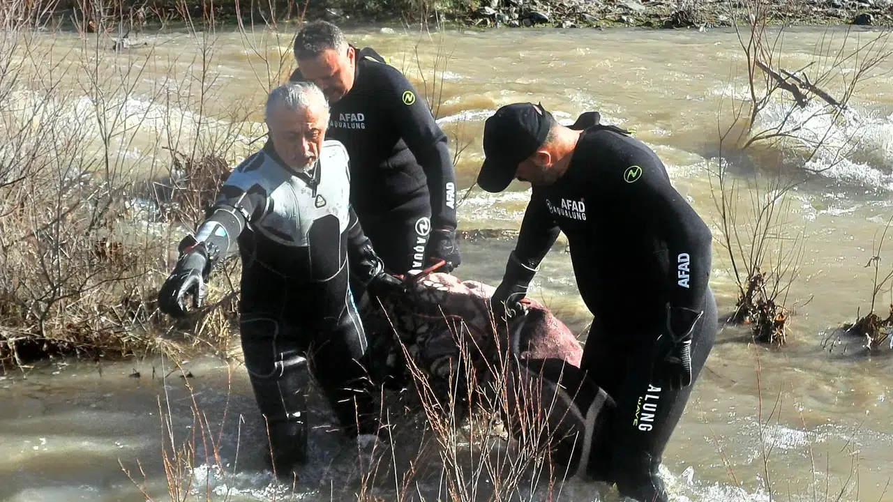 Yaşlı kadın dere yatağında ölü bulundu