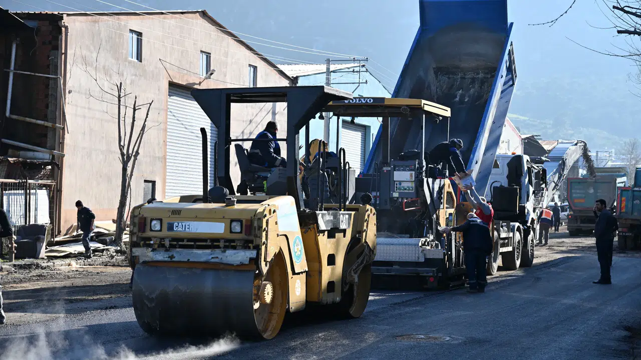 Büyükşehir kendi ürettiği asfaltla yolları yeniliyor