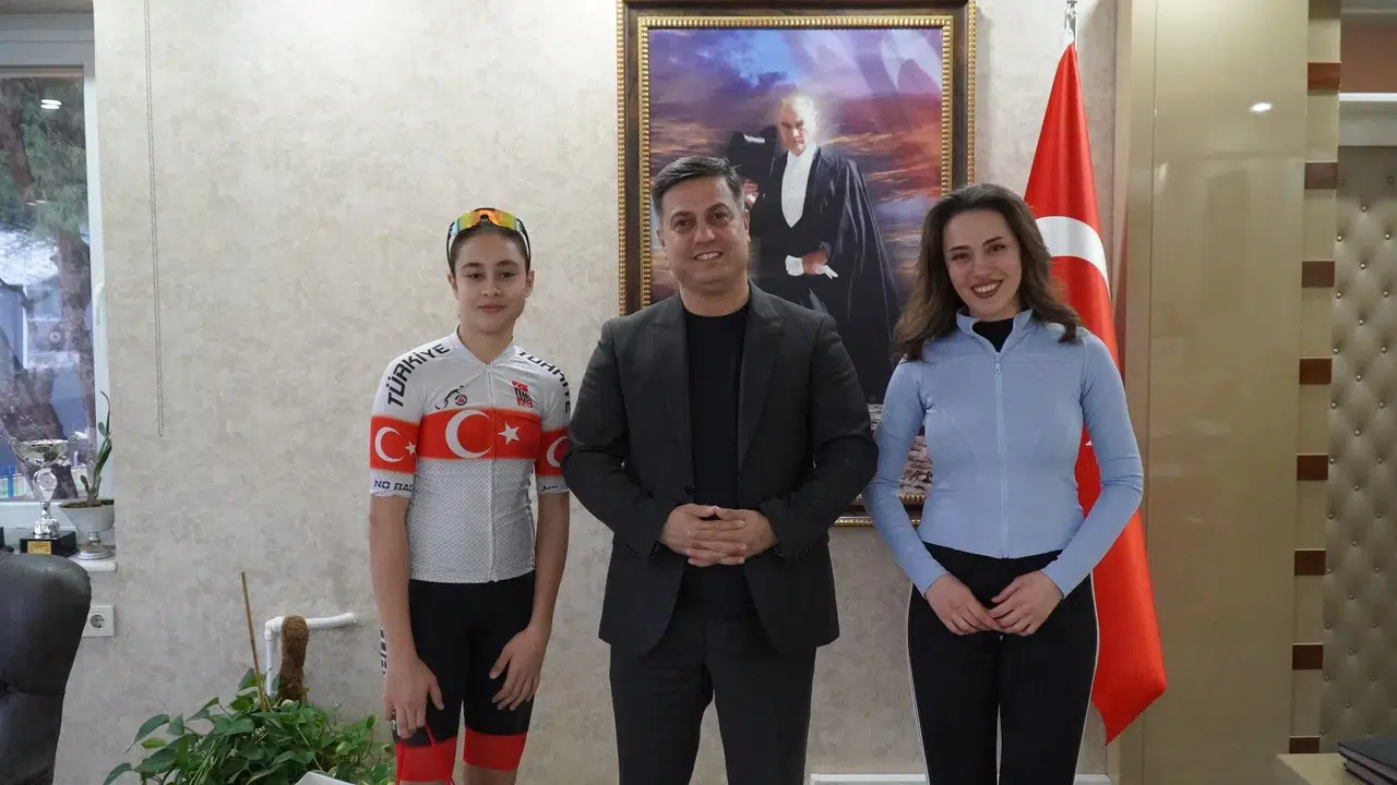 Müdür Öztürk başarılı sporcuları ödüllendirdi