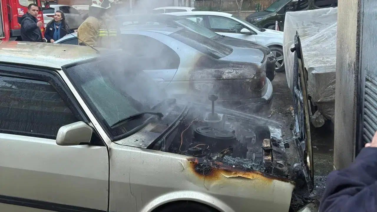 Yangın park halindeki iki otomobili kullanılamaz hale getirdi