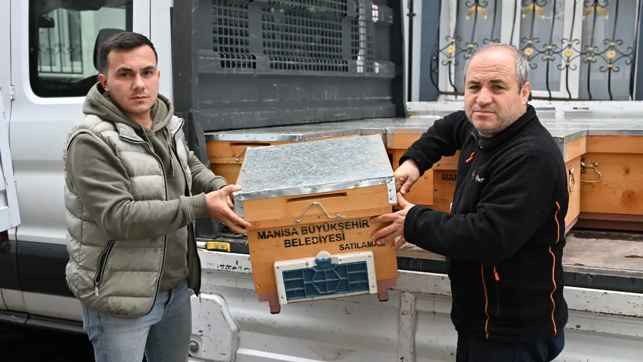 Büyükşehir’den sel mağduru arıcıya kovan desteği