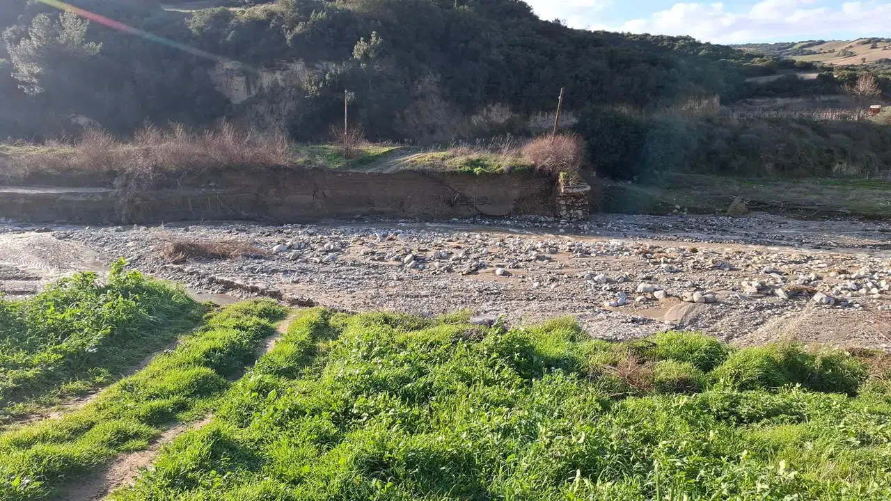 Manisa'da yağış sonrası dere taştı