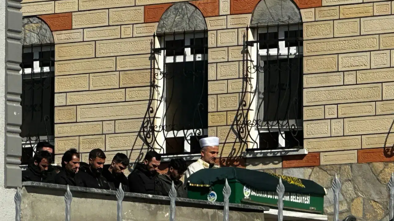 Aile cinayetinde kardeş toprağa verildi, abi tutuklandı