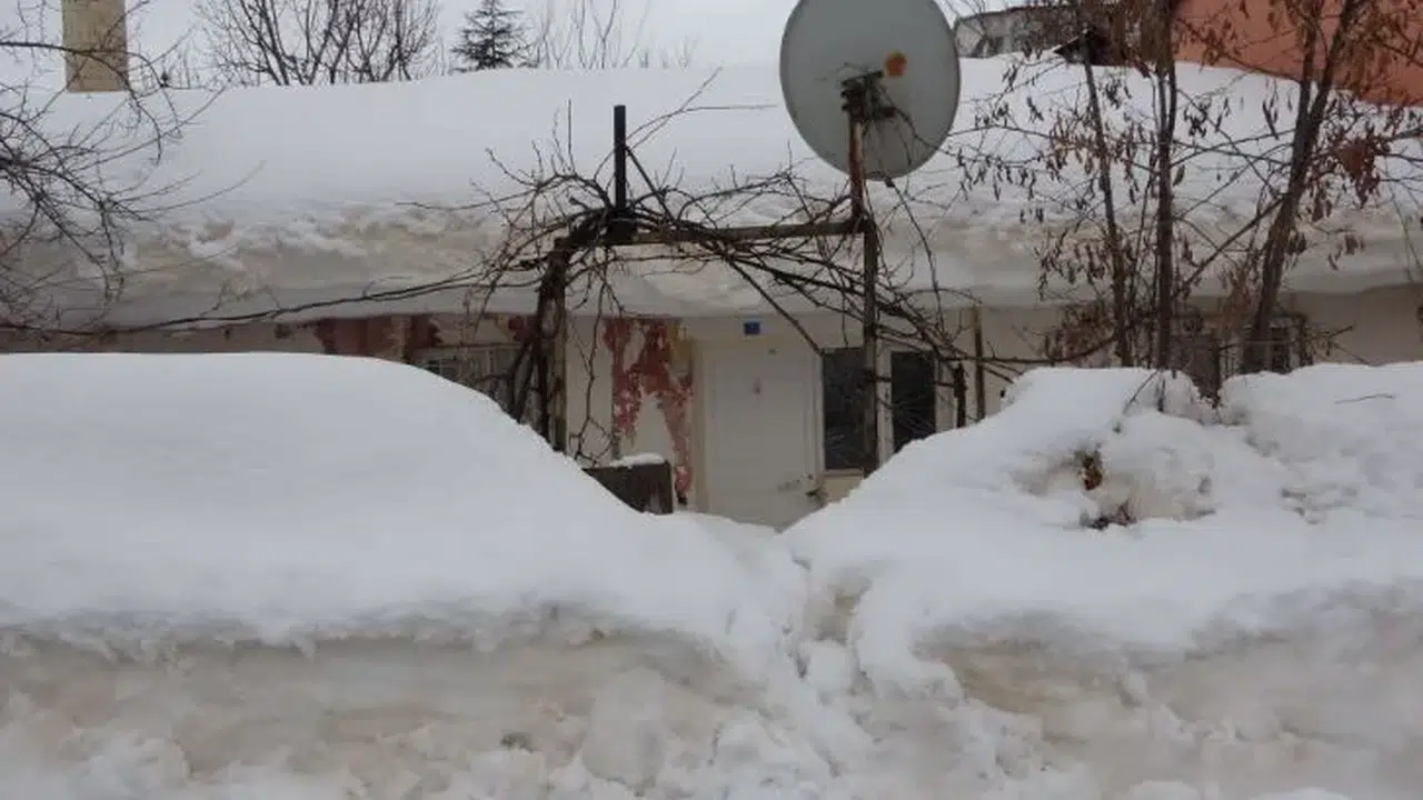 Yağan yoğun kar mahalleyi kardan kaleye çevirdi