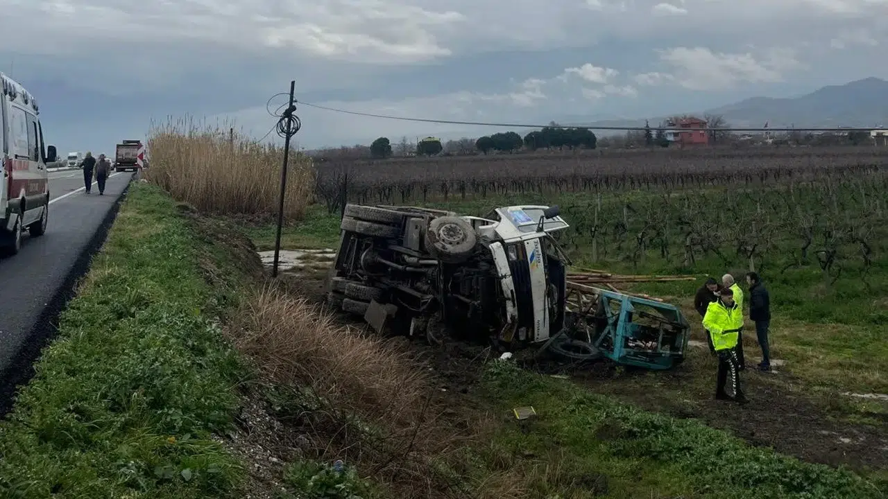 Salihli’de çekiciye bağlı kamyon şarampole uçtu: 1 yaralı
