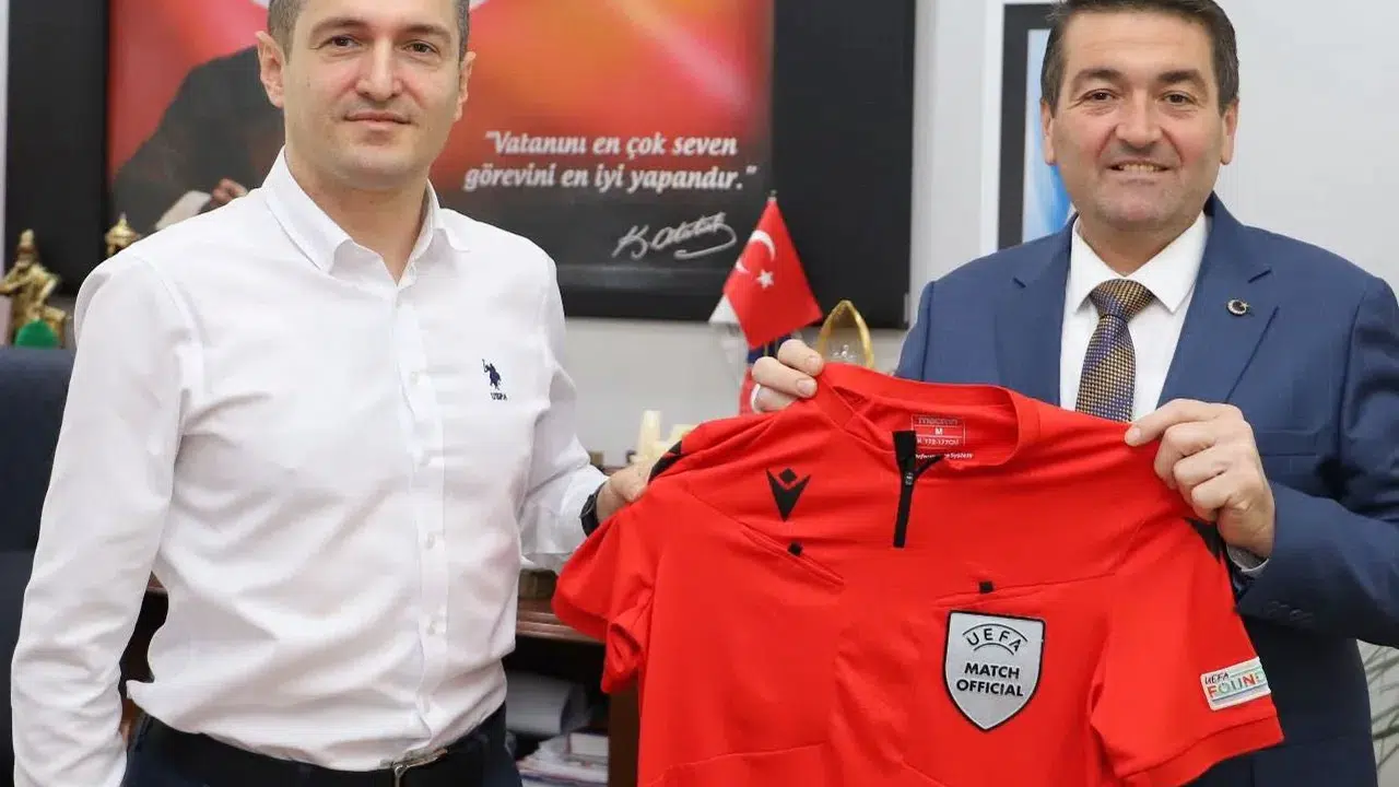 Manisalı hakem Çağlar Uyarcan FIFA kokartı taktı