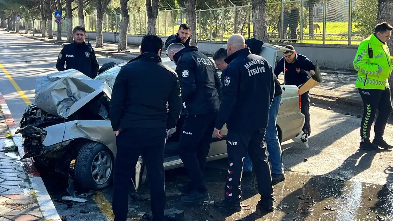 Kaçırdığı araba ile polisten kaçarken kaza yaptı