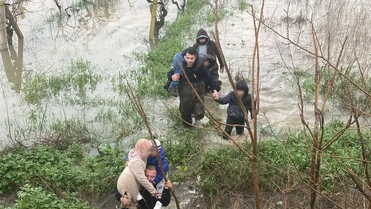 Su taşkınında mahsur kalan vatandaşların imdadına ekipler yetişti