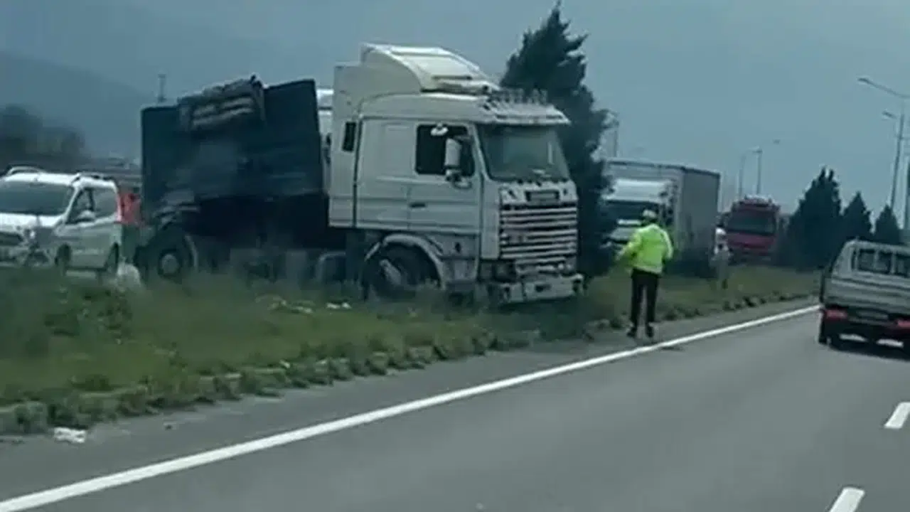 Manisa’da tır ile kamyon çarpıştı