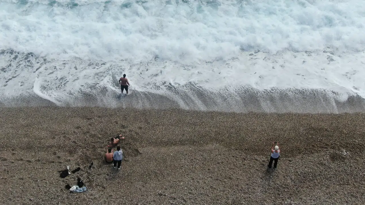 Antalya mart ayında kış ve yaz mevsimini bir arada yaşıyor