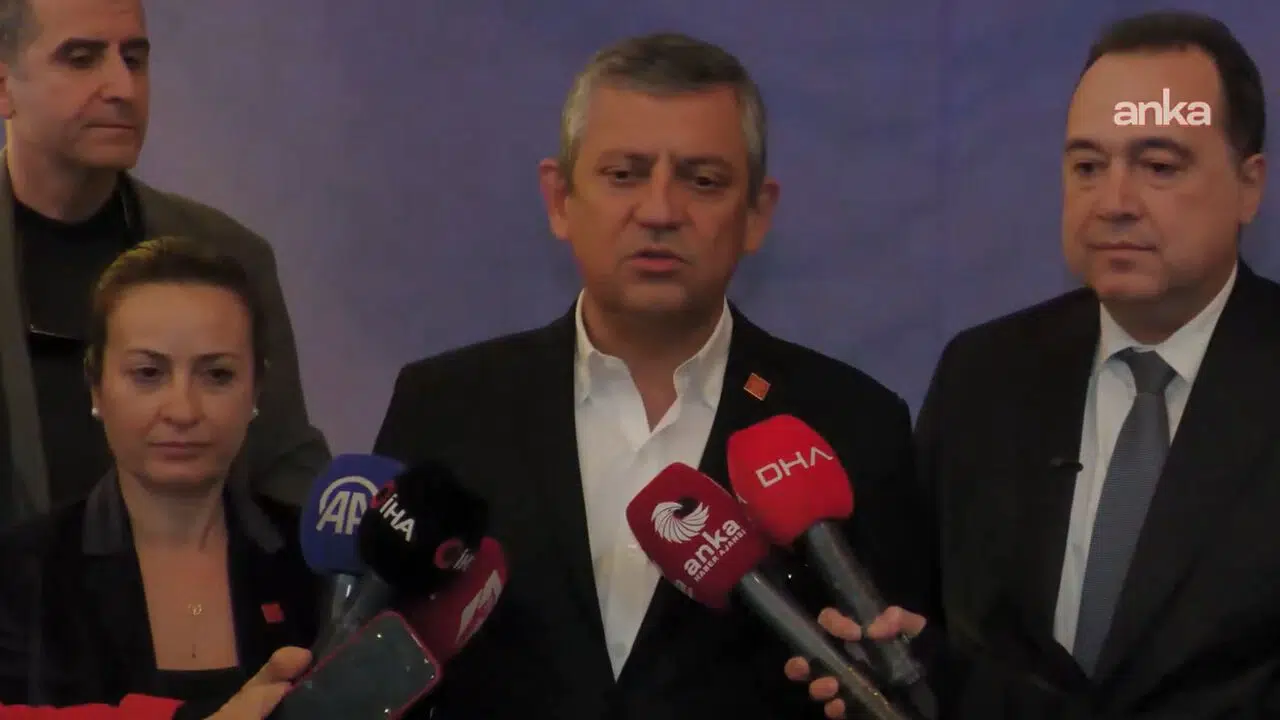 Özgür Özel, Manisa'da vatandaşlarla iftarda bir araya geldi