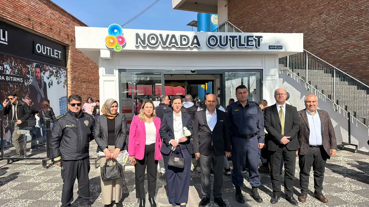 Novada AVM kadın ziyaretçilerine çiçek dağıttı