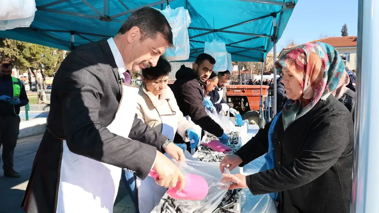 Kula’da vatandaşlara 8 ton hamsi dağıtıldı