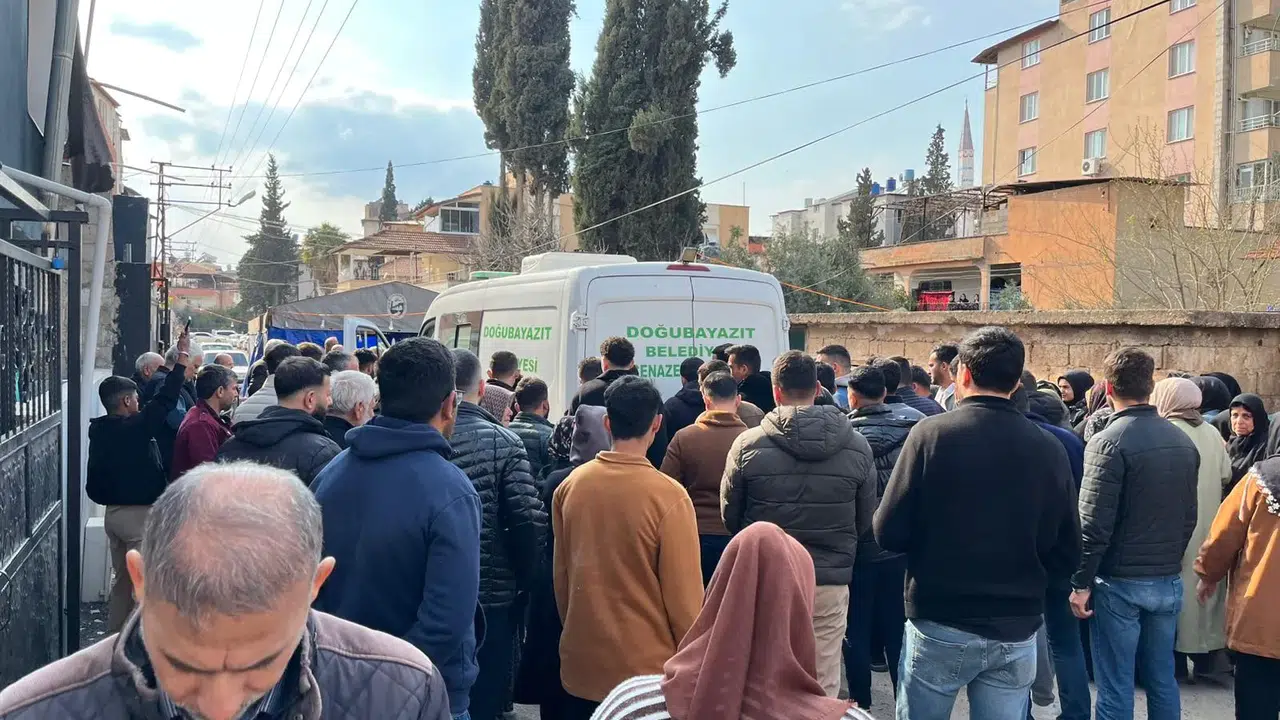 İran’da hayatını kaybeden tır şoförünün cenazesi baba ocağına getirildi