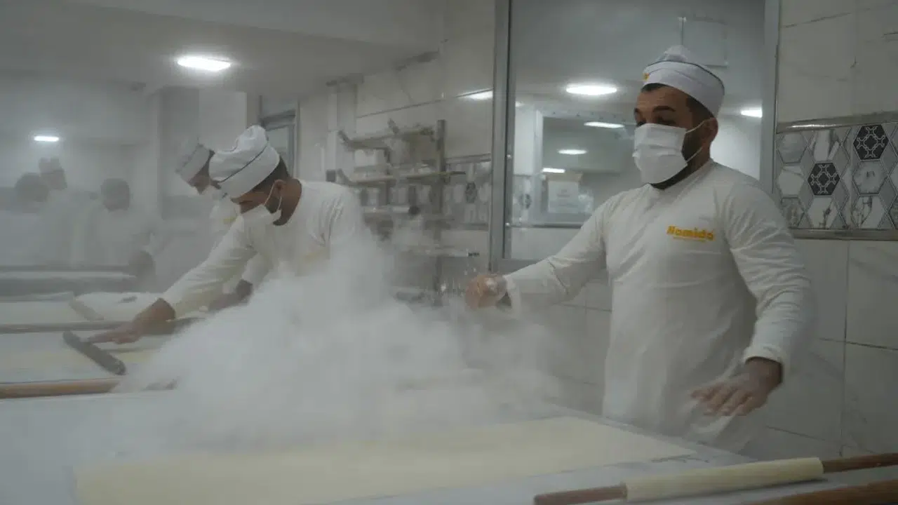 Ustaların baklava mesaisi başladı