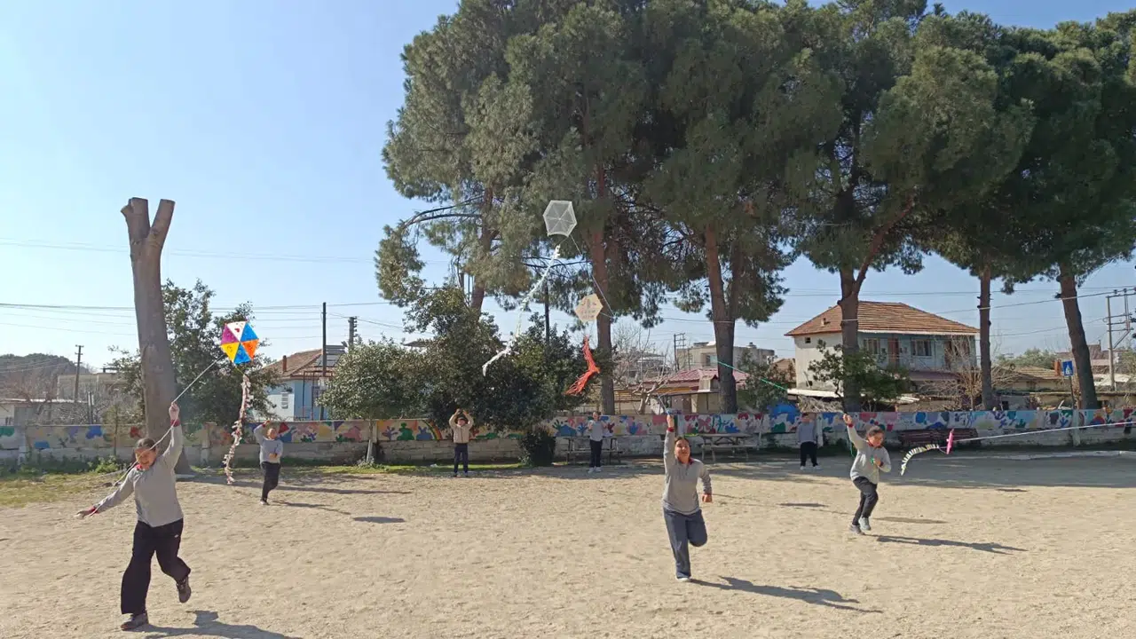 Matematiği uçurtmayla anlattı, öğrenciler hem eğlendi hem öğrendi