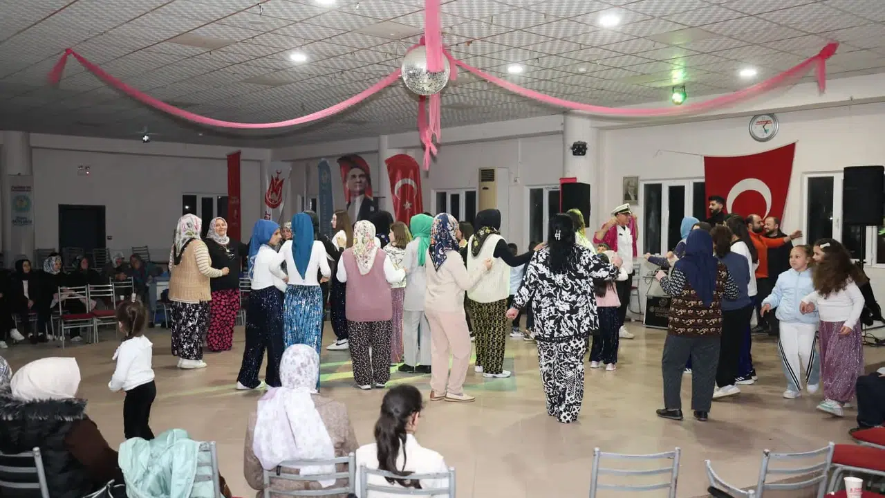 Şalvar gecesinde doyasıya eğlendiler