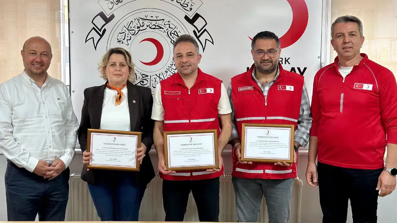 Kızılay Manisa'nın yetkililerine ödül!