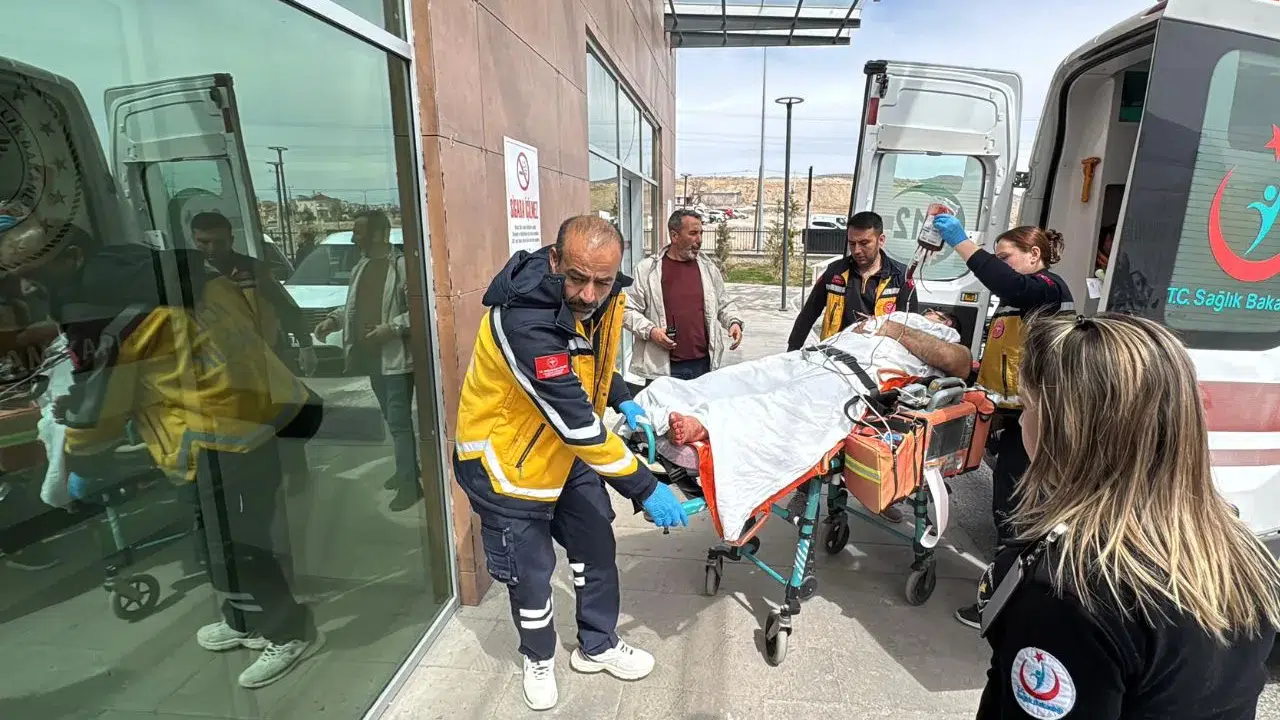 Önce boşanma aşamasında olduğu eşini, sonra kendisini bıçakladı