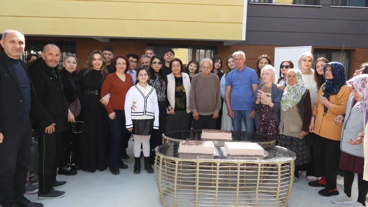 Manisa Lisesi öğrencilerinden huzurevine anlamlı ziyaret