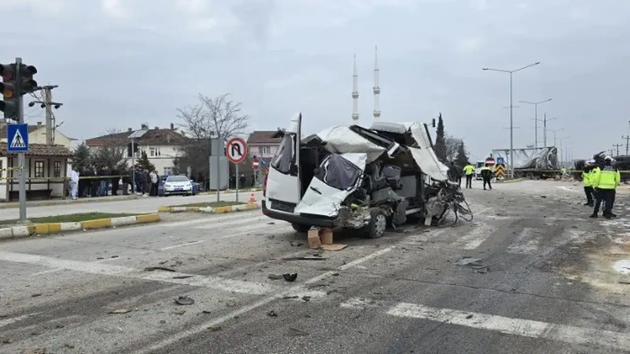 Freni patlayan tır ortalığı birbirine kattı: 7 araç birbirine girdi, 18 yaralı