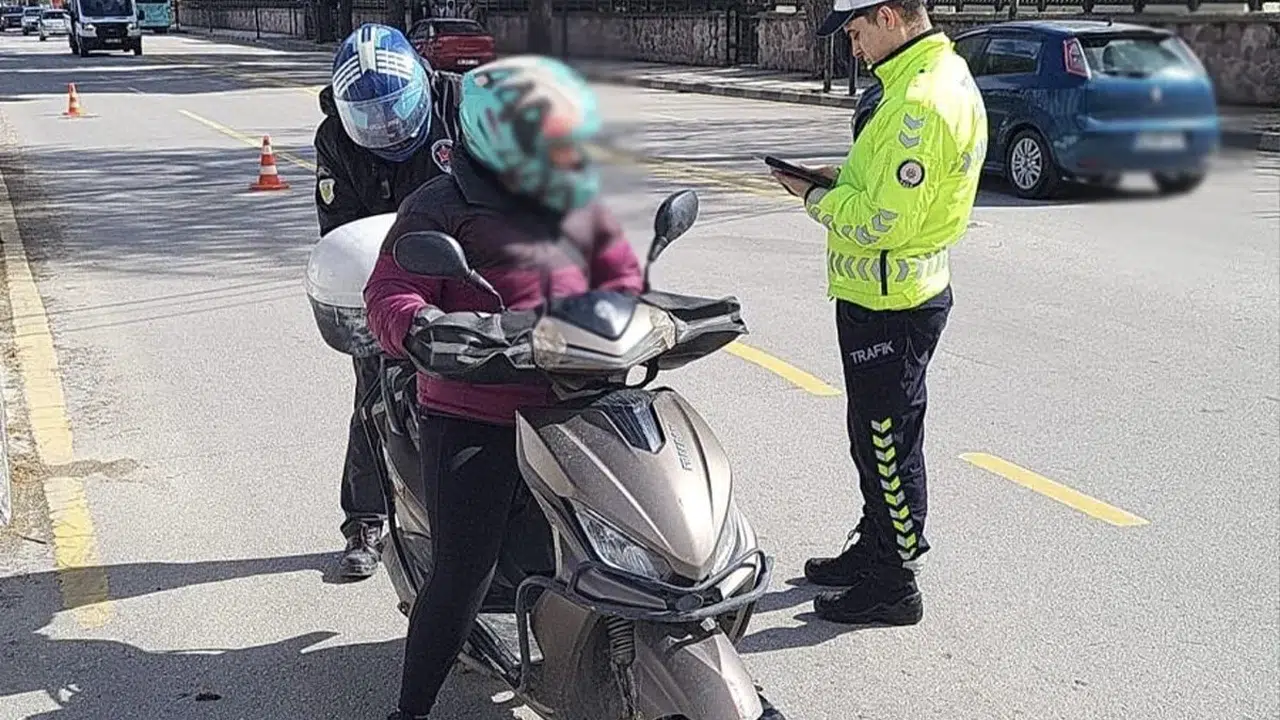 Manisa'da motosiklet sürücülerine ceza yağdı