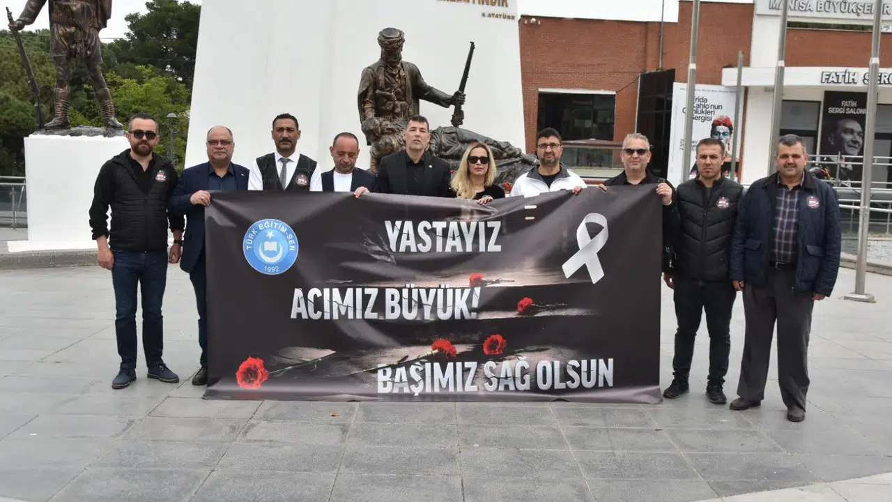 TÜRK EĞİTİM SEN KARANFİL BIRAKTI  ÖĞRETMEN VE ÖĞRENCİLERİ ANDI