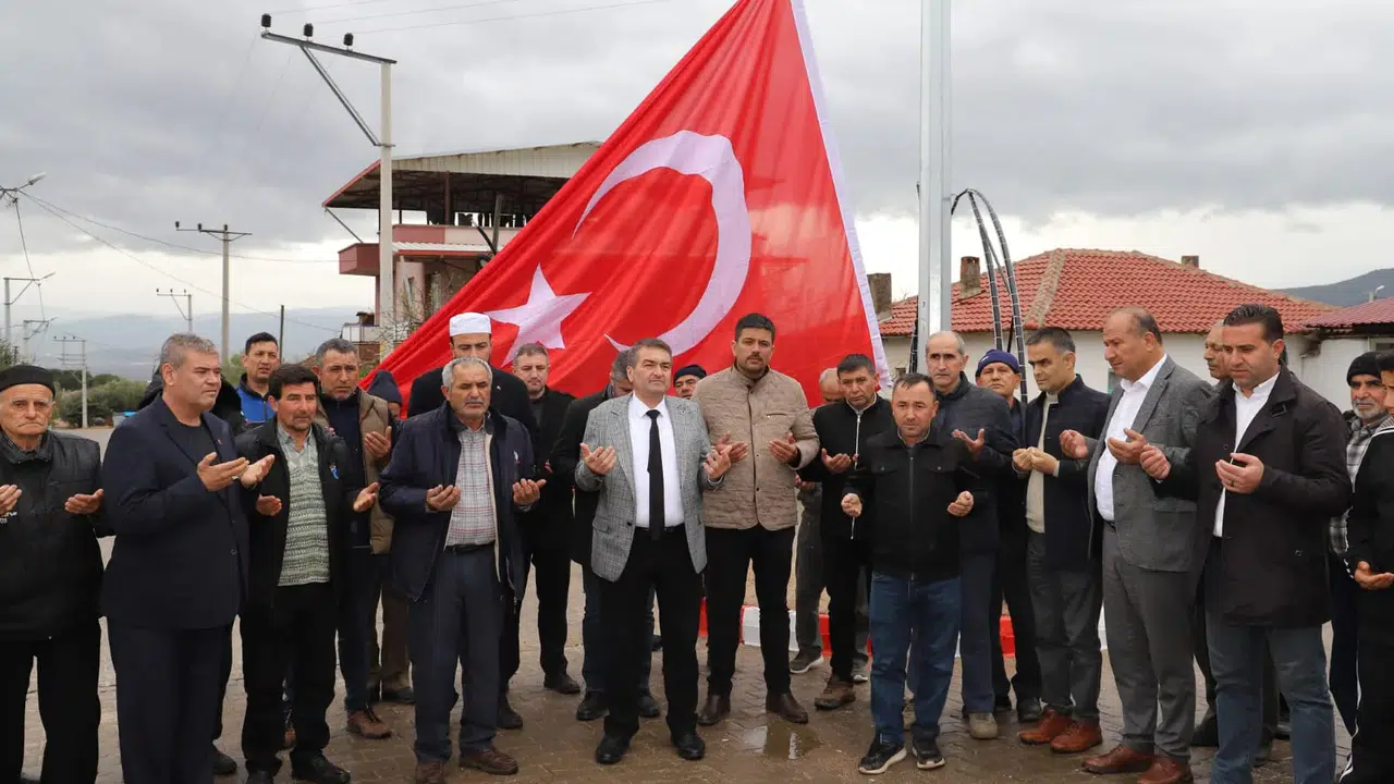 Saruhanlı'da Türk bayrağı dualar eşliğinde göndere çekildi