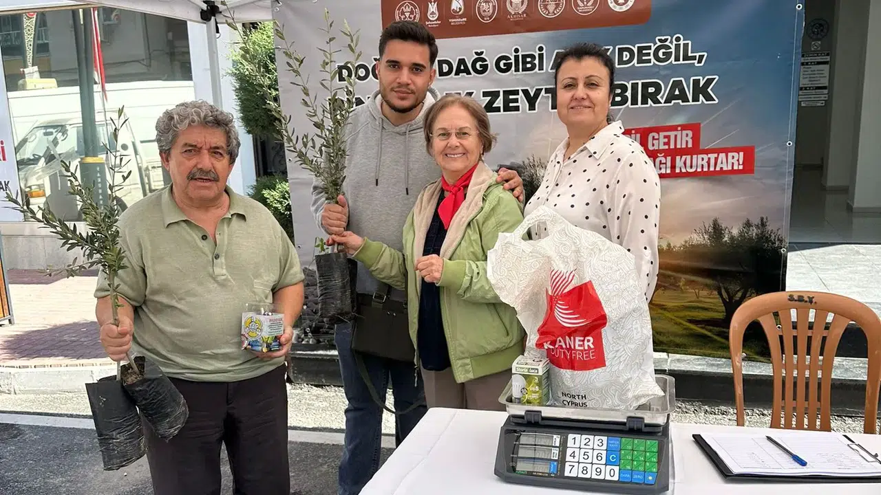 Saruhanlı’da “Bir Pil Getir, 8 Ton Toprağı Kurtar” kampanyasına yoğun ilgi