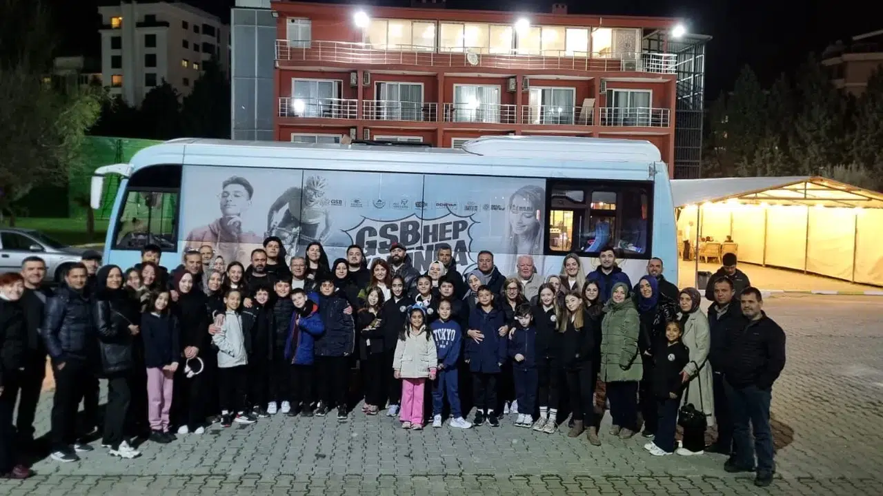 MANİSA’NIN GENÇ RAKETLERİ TÜRKİYE ŞAMPİYONU