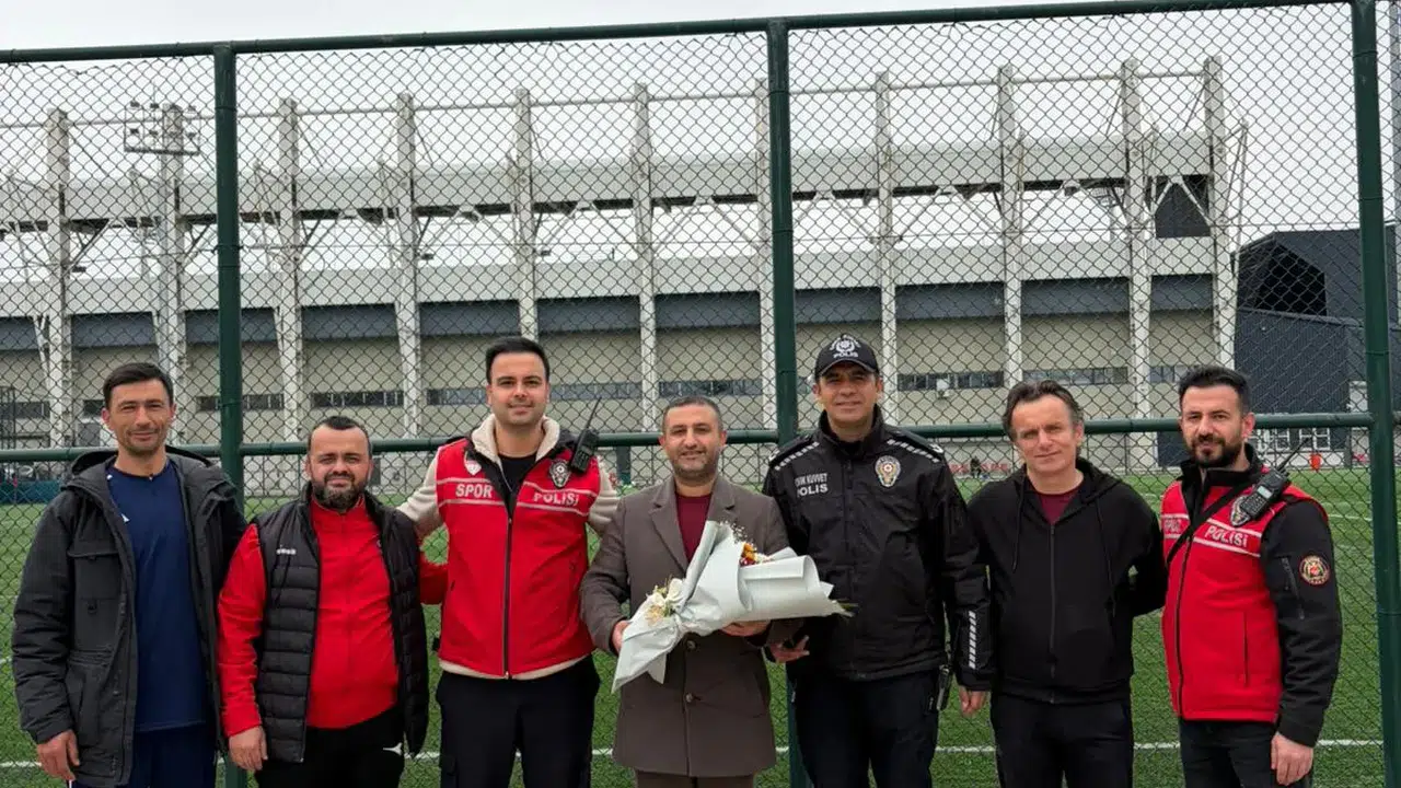 Manisa Amatör Spor Kulüpler Birliği’nden polislere karanfil