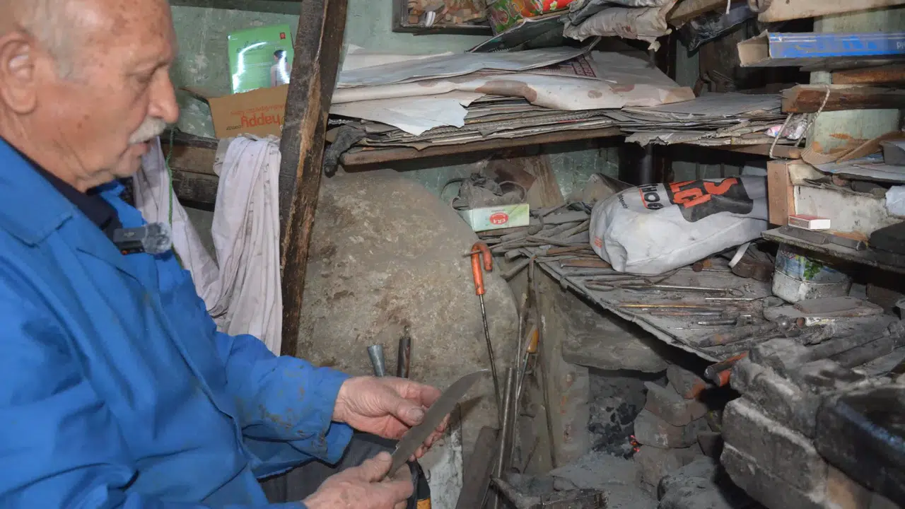 Yarım asırlık zanaatını 15 metrekarelik dükkanında yaşatıyor