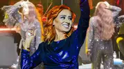 Sahnede kendinden geçen Yıldız Tilbe bakın ne yaptı