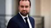 Yeni hükümetin kurulmasından saatler sonra istifa etti