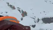 Everest Alarm Verdi! 1.000 Dağcı Fırtınada Sıkıştı, Kurtarma Güçlükle Sürüyor