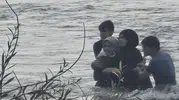 Korku dolu anlar: 4 kişilik aile birbirine sarılarak hayatta kaldı