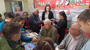 Öğrencilerle buluşup kitapların imzaladılar