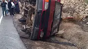 Kamyonet su tahliye kanalına devrildi: 5 yaralı