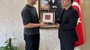 Manisalı Genç Ahi, sancağı İl Müdürü Öztürk’e teslim etti