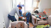 Çöp evi iki günde zor temizlediler
