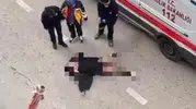 Kadın yolun ortasına yattı sağlık ekipleri ne yapacağını şaşırdı