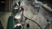 Yerleri yıkarken müşteriler de yıkadı