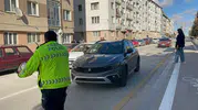 Karşıdan karşıya geçmeye çalışan kadına çarptı