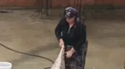 Yağmurlu havada çatıda yaptığı şaşırttı