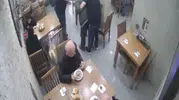 Lokanta sahibi müşterisinin hayatını kurtardı